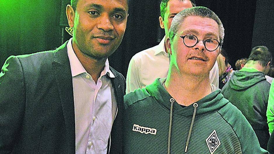  zu Gast bei der Party „Handicap People“. Raffael schrieb fleißig Autogramme und posierte für Fotos. 