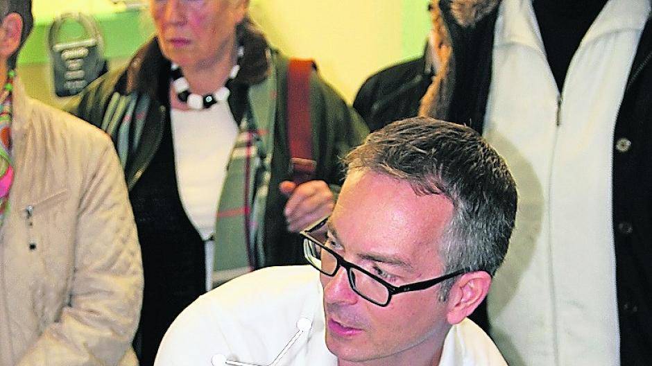 Die Oberärzte, wie hier Ingo Stolzenberg, demonstrieren beim Tag der offenen Tür, wie arthroskopische Operationen ablaufen.