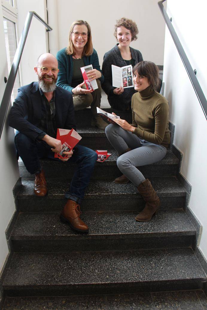Treffen im Treppenhaus: Marketing-Leiter Uli Cloos und seine Mitarbeiterinnen Claire Neidhardt (r.) und Anika Kern (oben r.) sowie Schauspielerin Sylvia Westenfelder (oben l.)