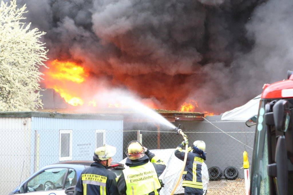 Feuerwehr im Einsatz an der Inrather Straße.