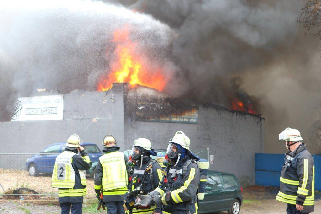 Feuerwehr bekämpft den Brand und rettet