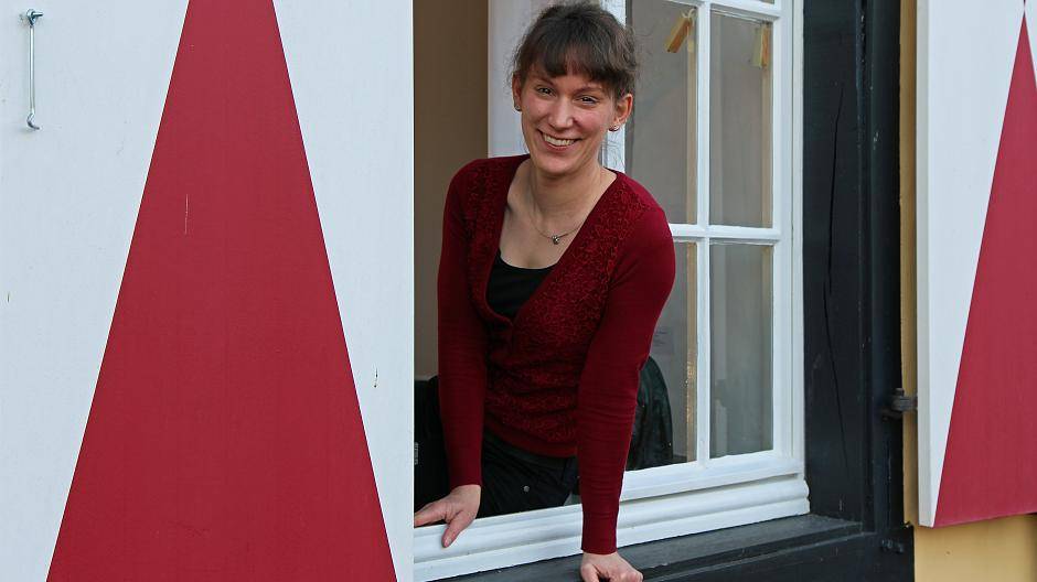 Anna Karina Hahn leitet das Kreismuseum Zons und bietet kunstbegeisterten jungen Leuten ein Freiwilliges Soziales Jahr im Kulturbereich.