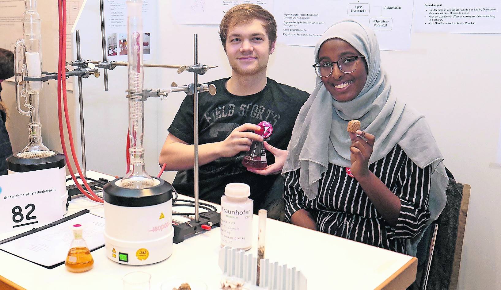  Zamzan Mohumed und Julian Juergen haben den ersten Preis im Fach Chemie und einen Sonderpreis gewonnen. 