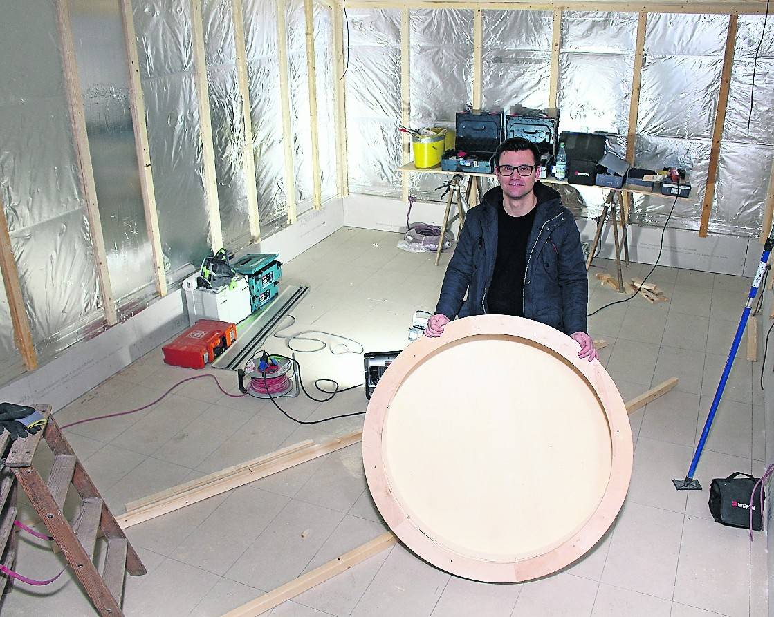  Noch ist der neue aufgeständerte Saunaanbau auf dem Dach des Verwaltungstraktes eingerüstet. 