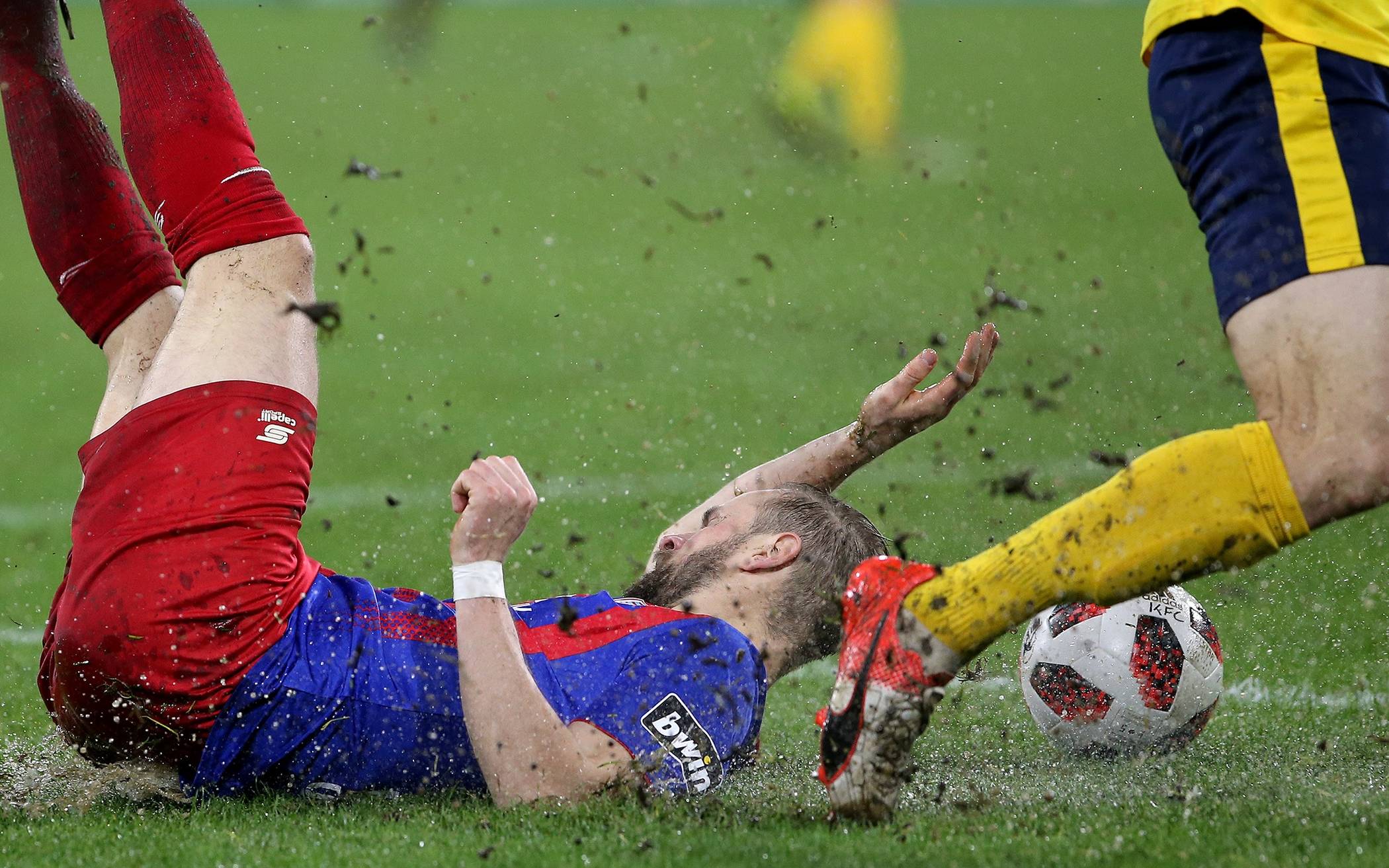 Nein, mit Fußball hatte die Schlammschlacht