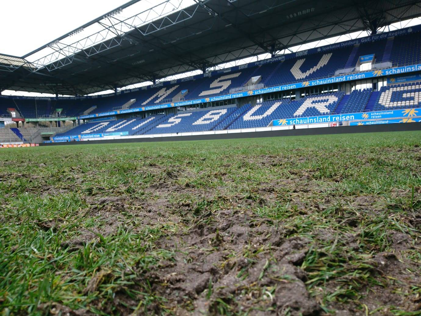  Nein, Fußball sollte auf diesem sumpfigen Etwas aktuell wohl besser nicht gespielt werden 