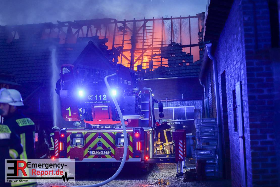 Als die Kameraden der Feuerwehr eintrafen, brannte das Dach bereits lichterloh.