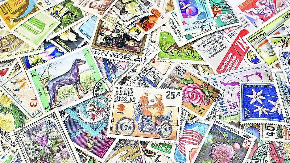 Philatelistin Christine von Ratingen nimmt gerne Briefmarkenspenden an, um sie für den guten Zweck zu verkaufen.