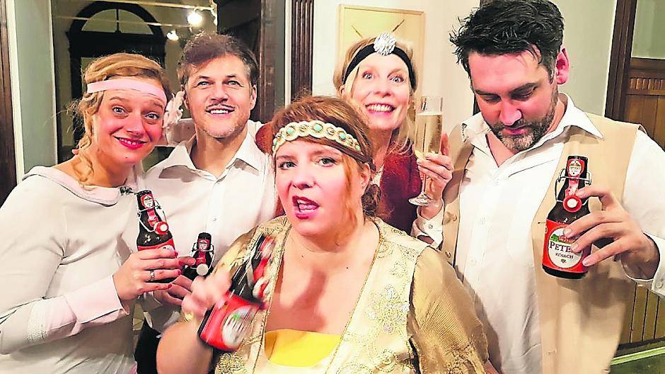  Das Ensemble des Niederrhein Theaters präsentiert „Fisch zu viert“.  