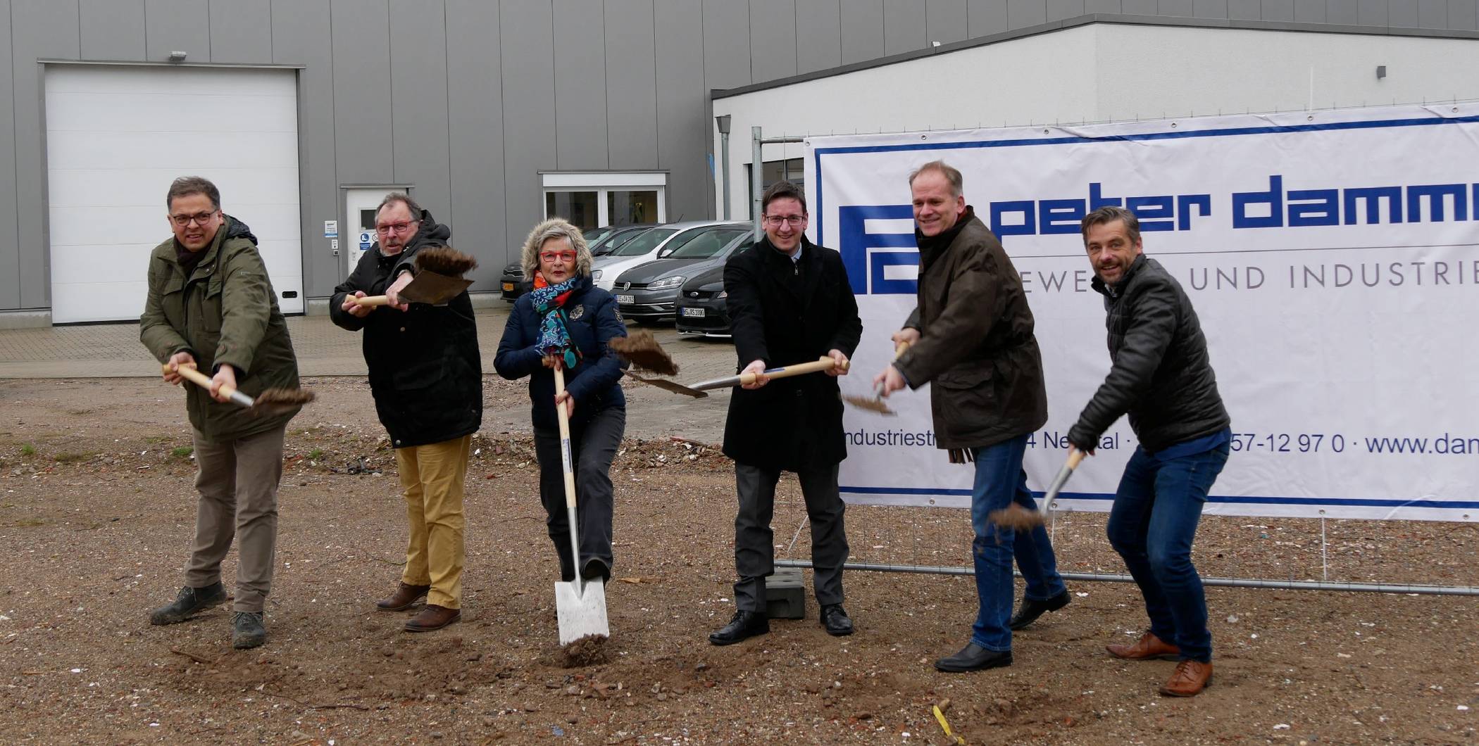Bauherr Christoph Dicks, Mieter Frank und Bärbel Metten, Wirtschaftsförderer Hans-Willi Pergens, Bürgermeister Christian Wagner, C2C-Berater Michel Weijers.