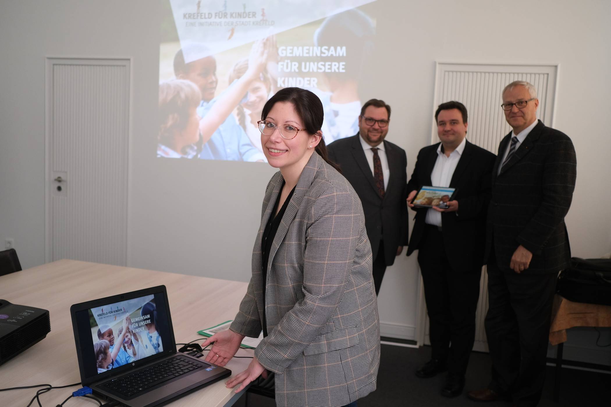  Wollen „Krefeld für Kinder“ weiter ausbauen: Dr. Silke Tophoven, Koordinatorin „Kommunale Präventionsketten“ sowie Oberbürgermeister Frank Meyer, Dezernent Markus Schön und Koordinator Gregor Micus (hinten von links nach rechts). 