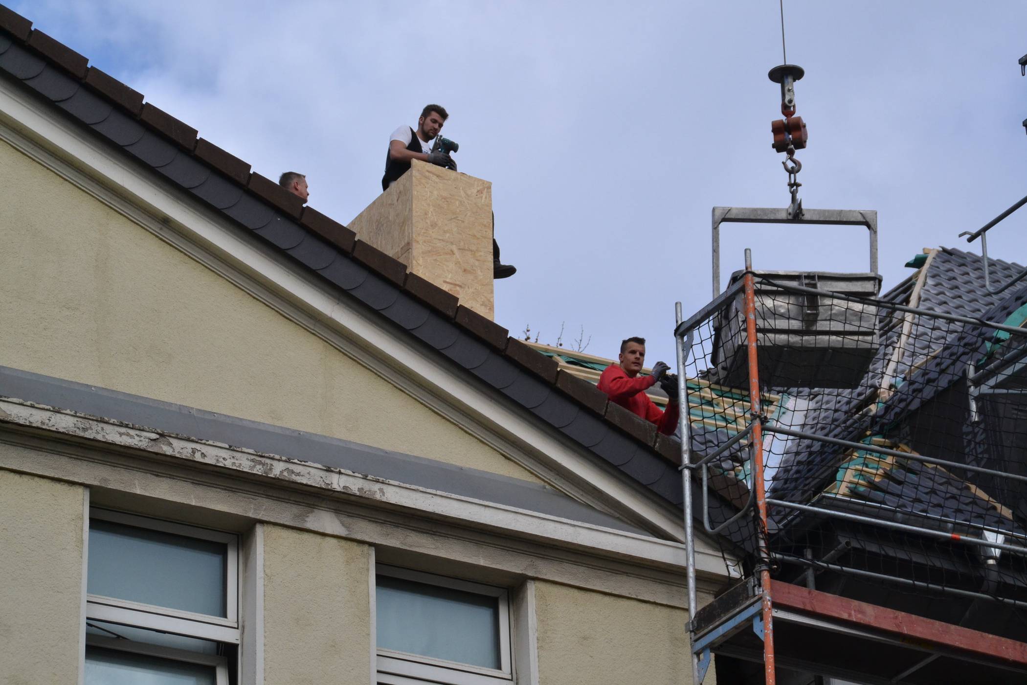  Das kompetente Hanzen-Team sorgt dafür, dass auch größere Renovierungsarbeiten zügig durchgeführt werden. Dabei hilft auch ein betriebseigener Kran. 