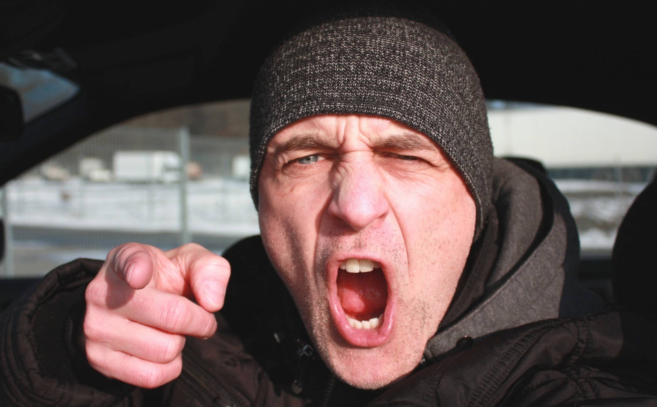 „Ich weiß, wo Dein Haus wohnt“: Schneller reden als denken führt mitunter auch dazu, dass ernst gemeinte Drohungen schonmal lustig rüber kommen, so wie dieser Spruch, der seit einigen Jahren förmlich zum Running Gag geworden ist.