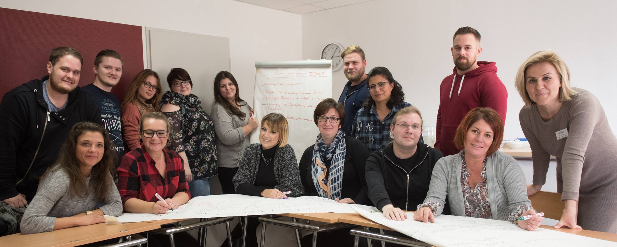  Gemeinsame Schulung von Praxisanleitern aus Krefeld, Duisburg und Moers: Der aktuelle Praxisanaleiterkurs mit Kursleiterin Birsel Kasilmi (r.) im Schulungsraum der Bethanien-Akademie. 