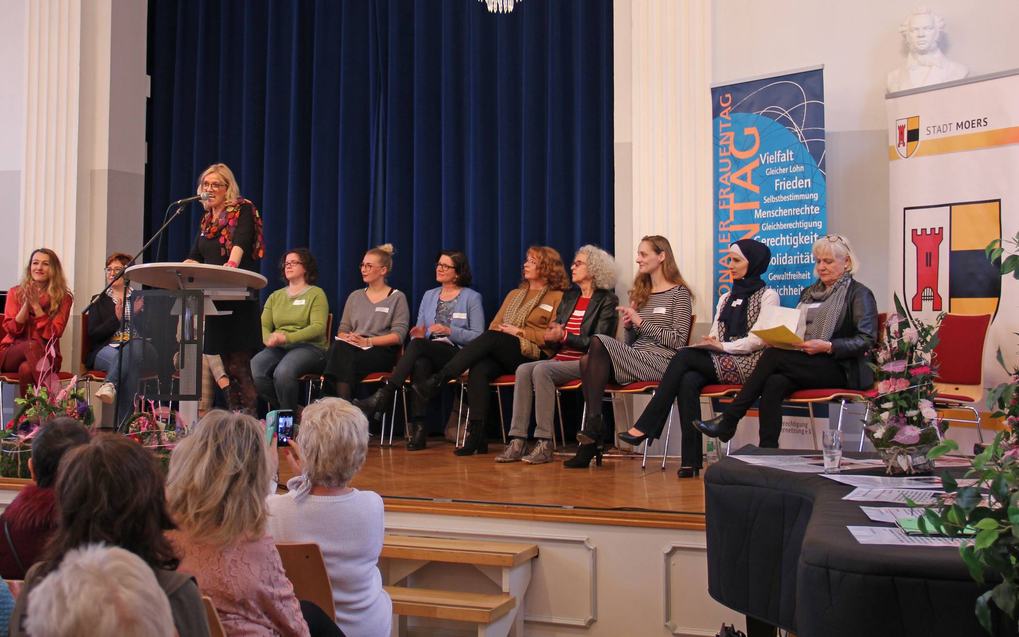 Die Gleichstellungsbeauftragte Barbara Folkerts begrüßte rund 140 Frauen zum Frauenempfang 2019.