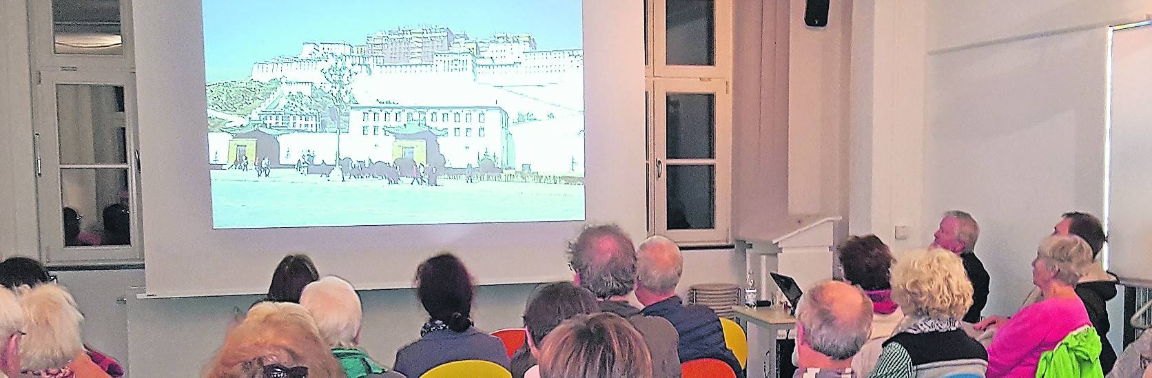   Mit einer der Höhepunkte jeder Tibet-Reise ist der riesige Potala-Palast auf dem Berg Mar-po-ri in Lhasa, mit dem sich auch die 33 Besucher des VHS-Bild-Ton-Vortrags beschäftigten. 