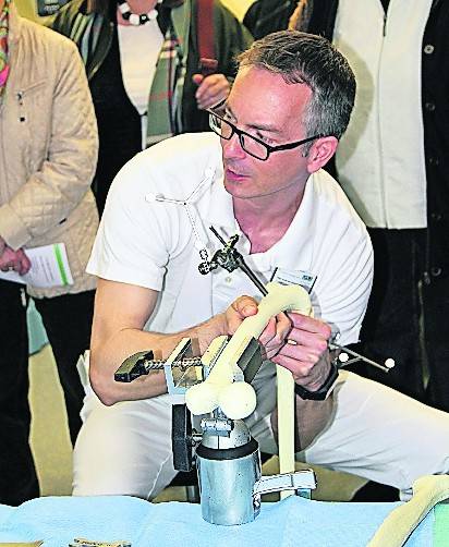  Oberarzt Ingo Stolzenberg demonstriert, wie arthroskopische Operationen ablaufen.   