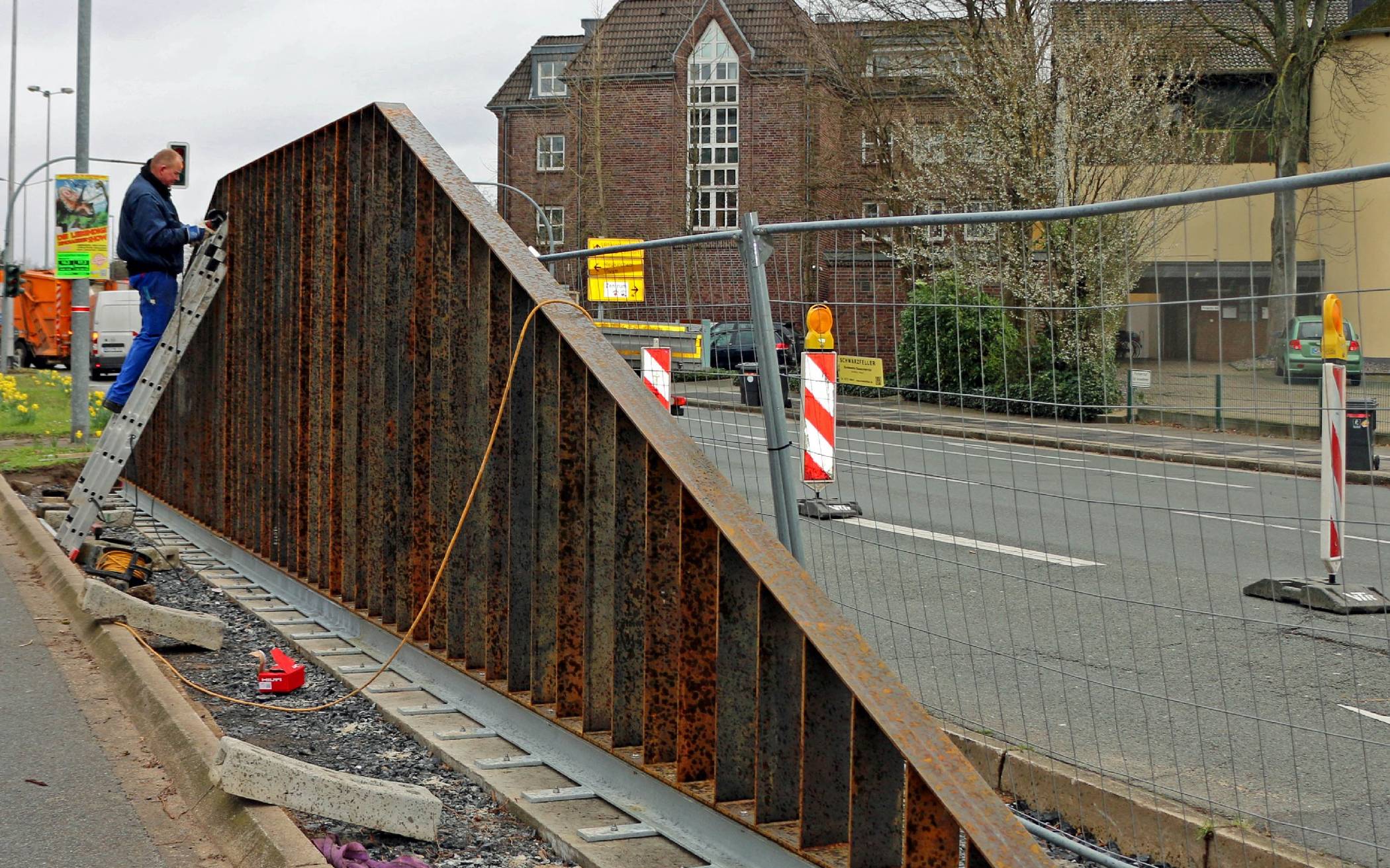 Wallskulpturen werden installiert