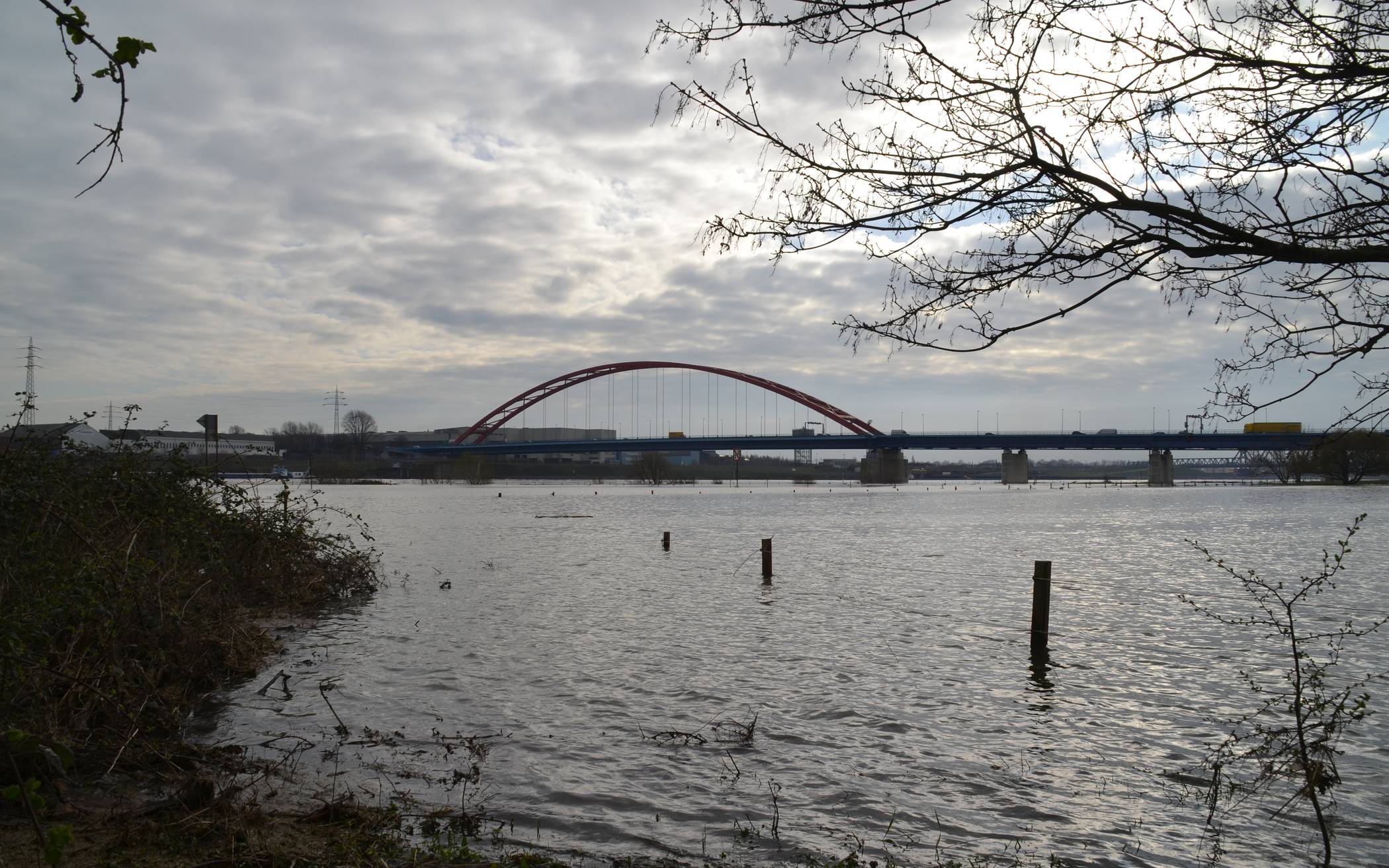 Hochwasserimpression: Blick auf die „Brücke der