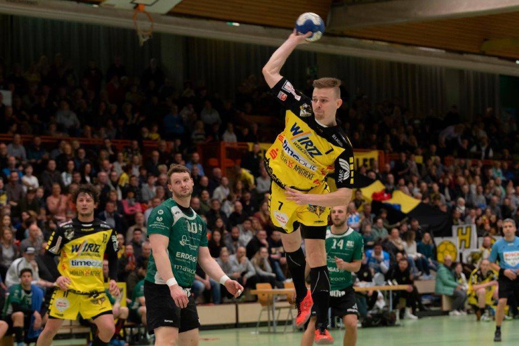  Dorian Wöstmann bei einem der letzten Heimspiele in der gut gefüllten Glockenspitzhalle. Auch am Sonntag hoffen die Verantwortlichen auf eine volle „Hütte“ und bieten deshalb eine Sonderaktion für Handballer an. 