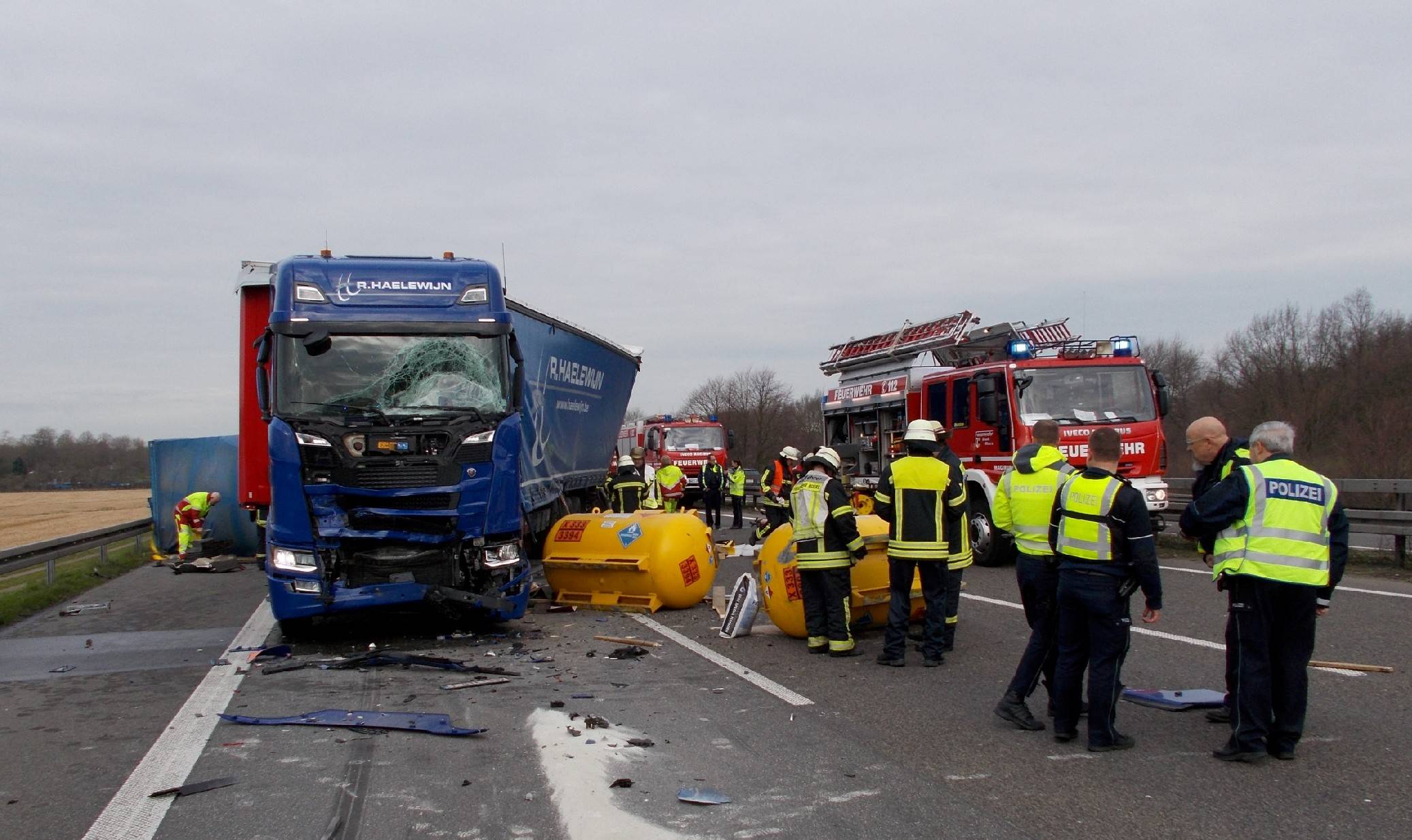 Die Löschzüge Repelen und Hülsdonk am Unfallort auf der A42.