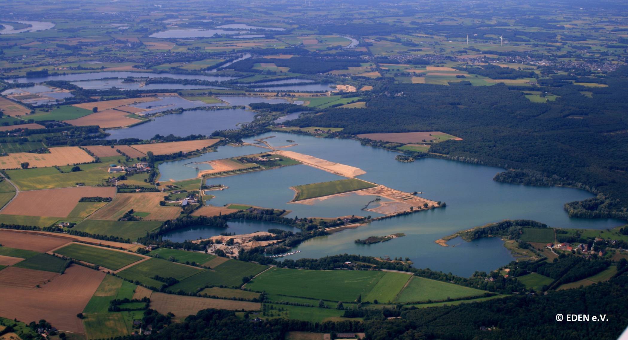  Angesichts der immensen Kiesabgrabungen entlang des Niederrheins, sowie den bevorstehenden Änderungen des Landesentwicklungsplanes, welche den Flächenfraß noch deutlich beschleunigen dürften, hat sich am vergangenen Sonntag eine Vielzahl von IGs und Bürgerinitiativen zur Gründung des „Aktionsbündnis Niederrheinappell 2019“ getroffen. 