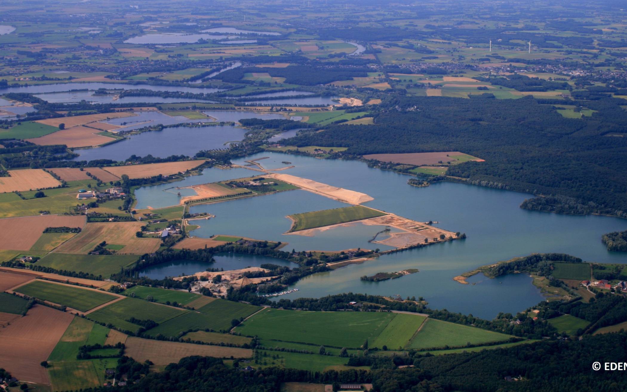 Angesichts der immensen Kiesabgrabungen entlang des Niederrheins, sowie den bevorstehenden Änderungen des Landesentwicklungsplanes, welche den Flächenfraß noch deutlich beschleunigen dürften, hat sich am vergangenen Sonntag eine Vielzahl von IGs und Bürgerinitiativen zur Gründung des „Aktionsbündnis Niederrheinappell 2019“ getroffen.