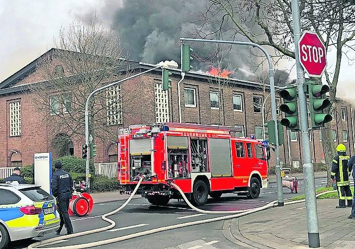 Nach dem Brand in der Schorch-Kantine wird diese abgerissen. Dirk Putzer vom Kampfmittelbeseitigungsdienst konnte am Mittwoch um 18.30 Uhr Entwarnung geben.