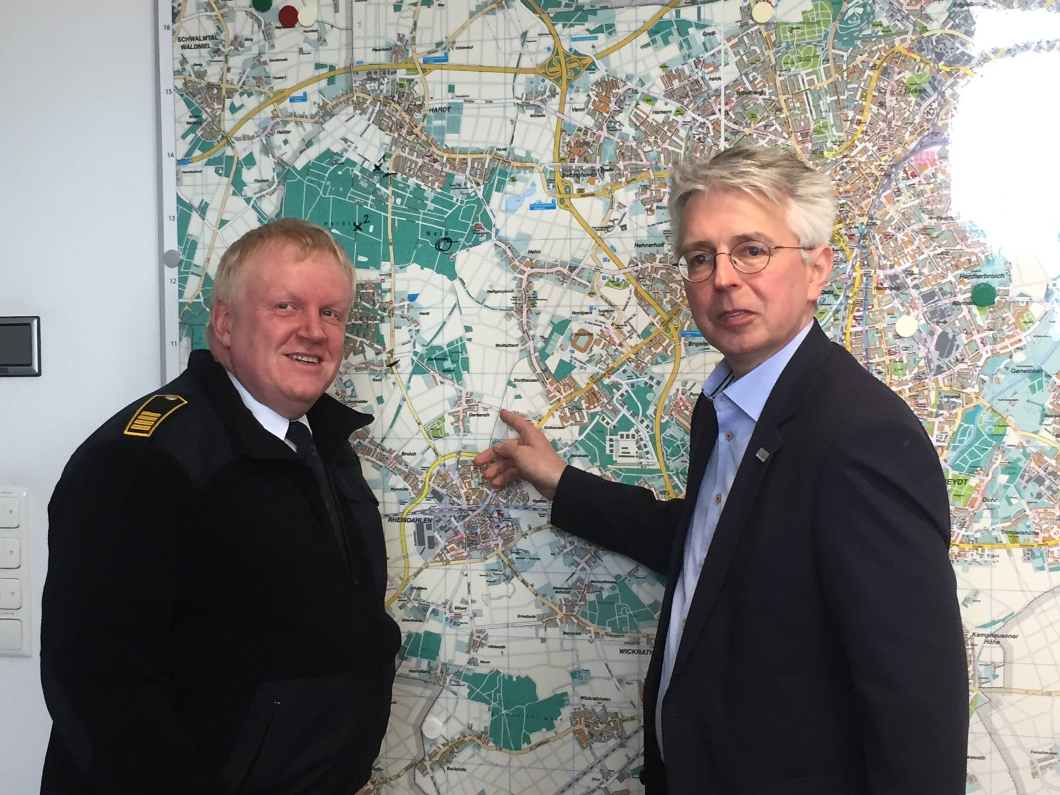 Jörg Lampe (l.), Leiter des Fachbereichs Feuerwehr, und Ordnungsdezernent Matthias Engel gaben jetzt einen Überblick über die Einsätze der Feuerwehr Mönchengladbach im Jahr 2018.