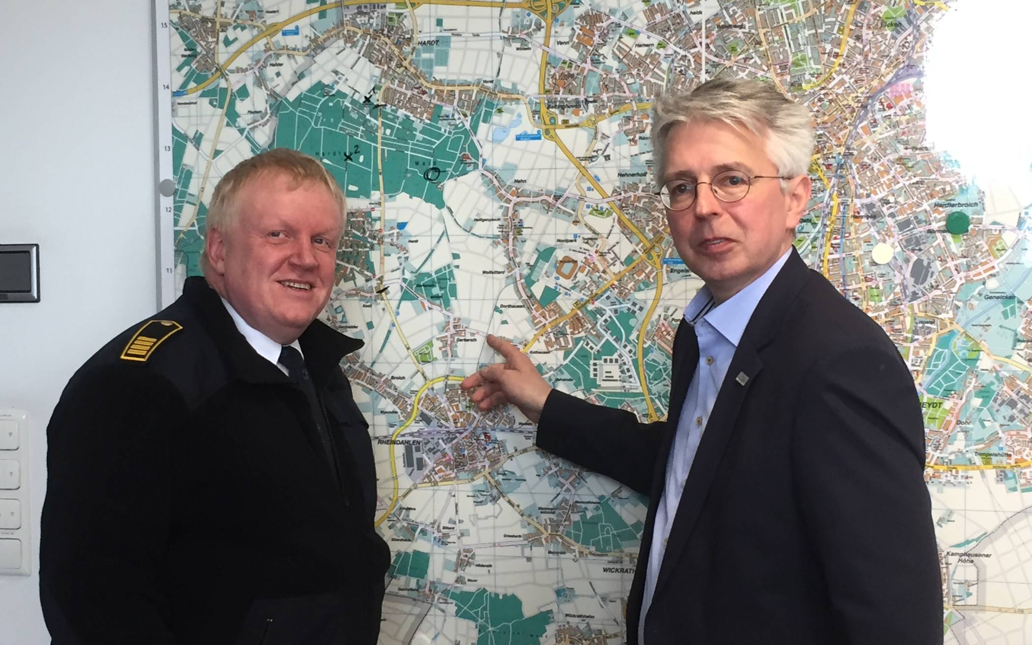 Jörg Lampe (l.), Leiter des Fachbereichs Feuerwehr, und Ordnungsdezernent Matthias Engel gaben jetzt einen Überblick über die Einsätze der Feuerwehr Mönchengladbach im Jahr 2018.