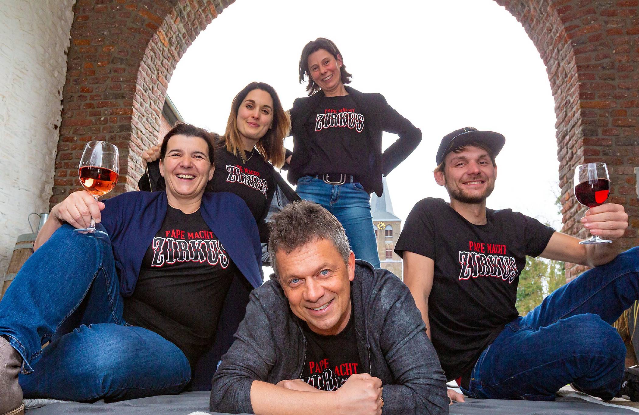  „Pape macht Zirkus“ und alle machen mit (v.l.) Winzerin Birgit Ries vom Weingut Johannishof, Silke Müller von „terz machen“, Christian und Silvia Pape sowie Winzer Christian Ries. 