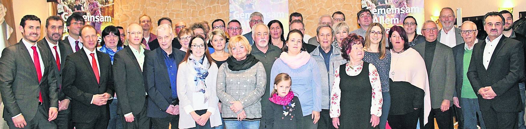 Das Sparkassenteam um Jochem Dohmen (3.v.l.) unterstützt mit PS-Zweckbeträgen 44 Projekte in Nettetal.