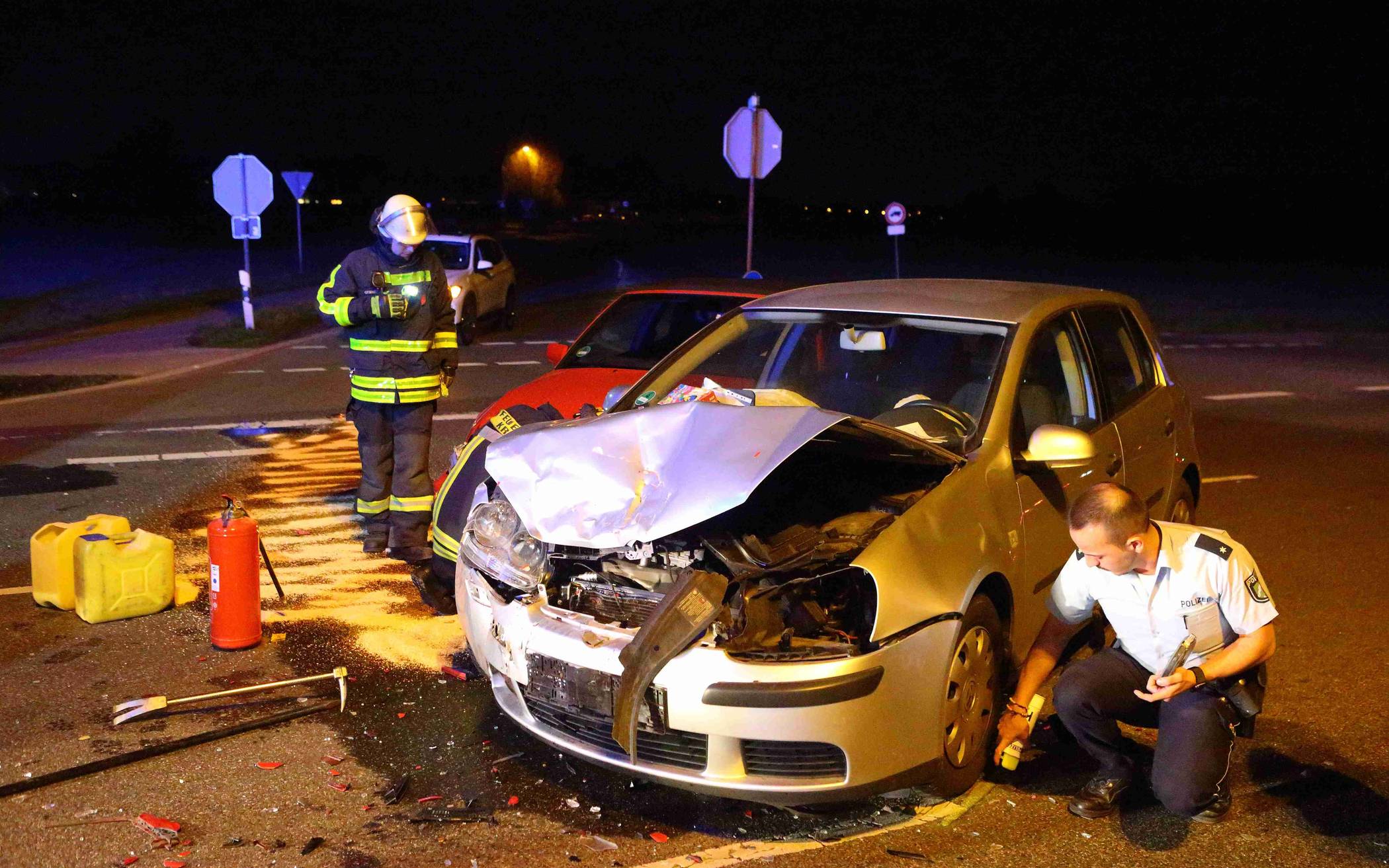 Autos prallen zusammen - 51-Jährige schwer verletzt