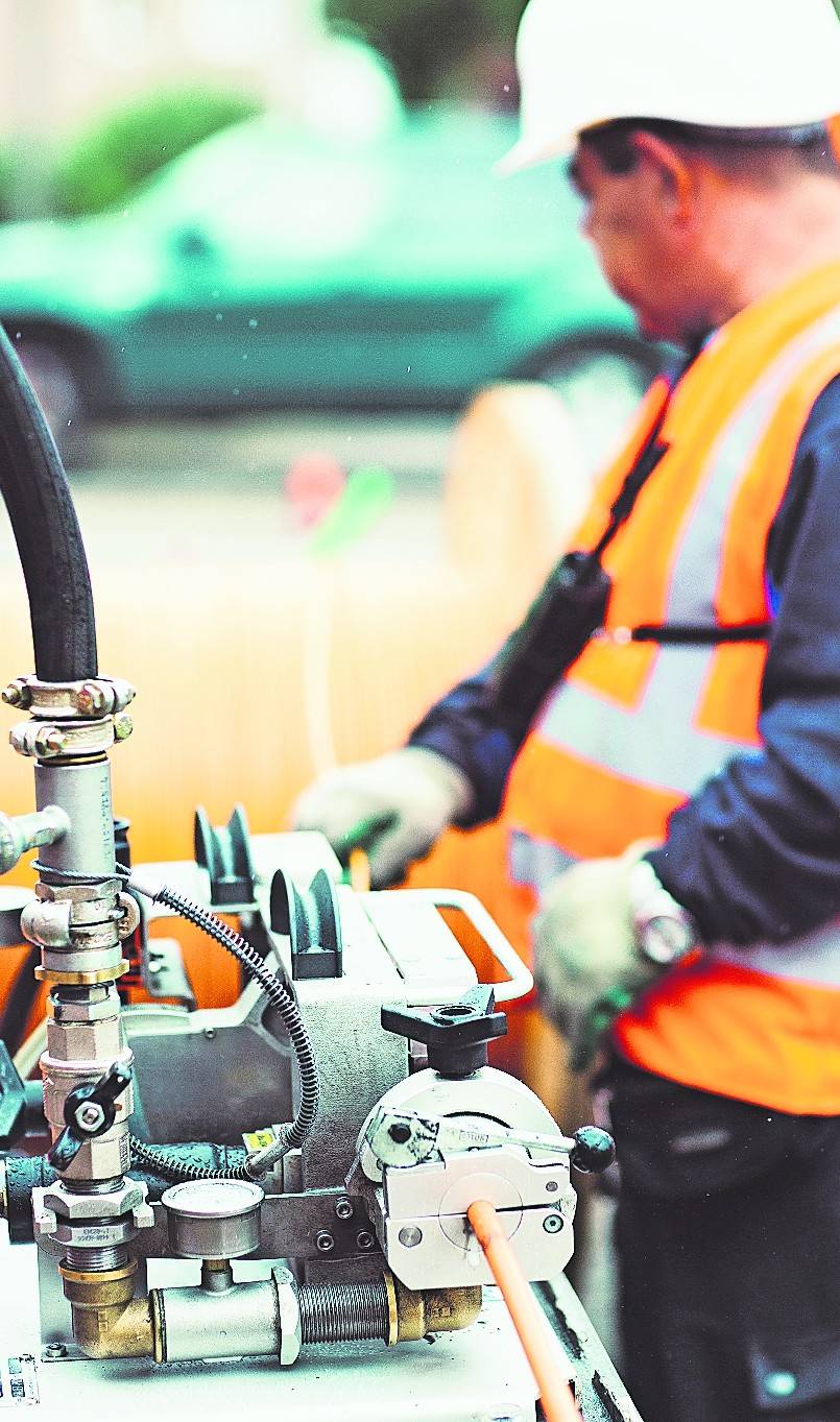  In diesem dünnen Kabel befindet sich die Glasfaser-Internet-Autobahn für fast grenzenlos viele Nutzer. 