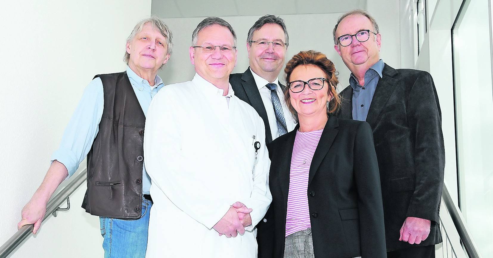 Vl: Dr. Klaus Günther Gollan (Palliativmediziner im Netzwerk Niederrhein), Norbert Schürmann (Leiter der Palliativstation im St. Josef Krankenhaus), Ralf H. Nennhaus (Geschäftsführer St. Josef Krankenhaus), Birgit Kessler (Pflegedienstleitung Palliativ Netzwerk Niederrhein) und Heinrich Röwer (Geschäftsführer Palliativ Netzwerk Niederrhein).