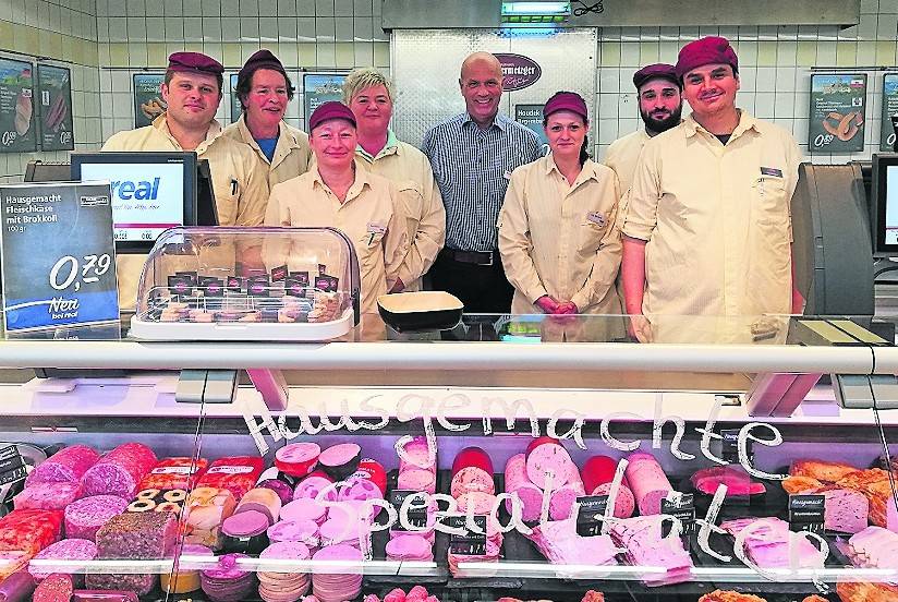 Michael Wienke und Andrea Kleinlützum (Mitte) werden von einem starken Team unterstützt.