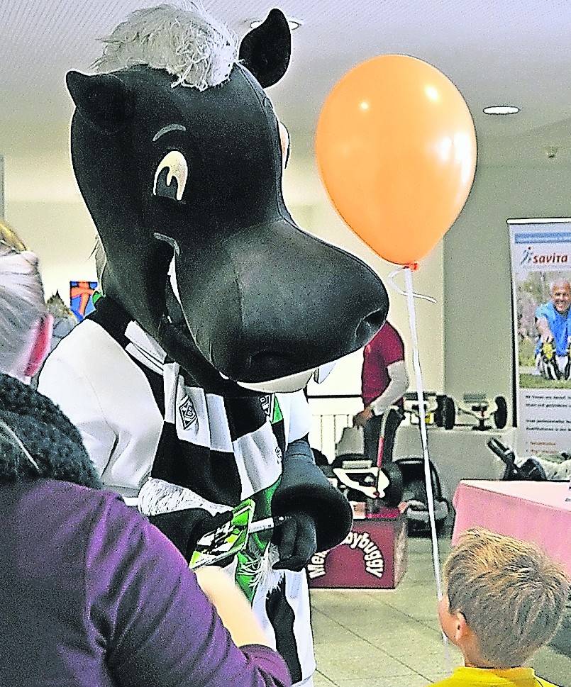 Darf natürlich nicht fehlen auf der Babymesse: Borussia-Maskottchen Jünter.