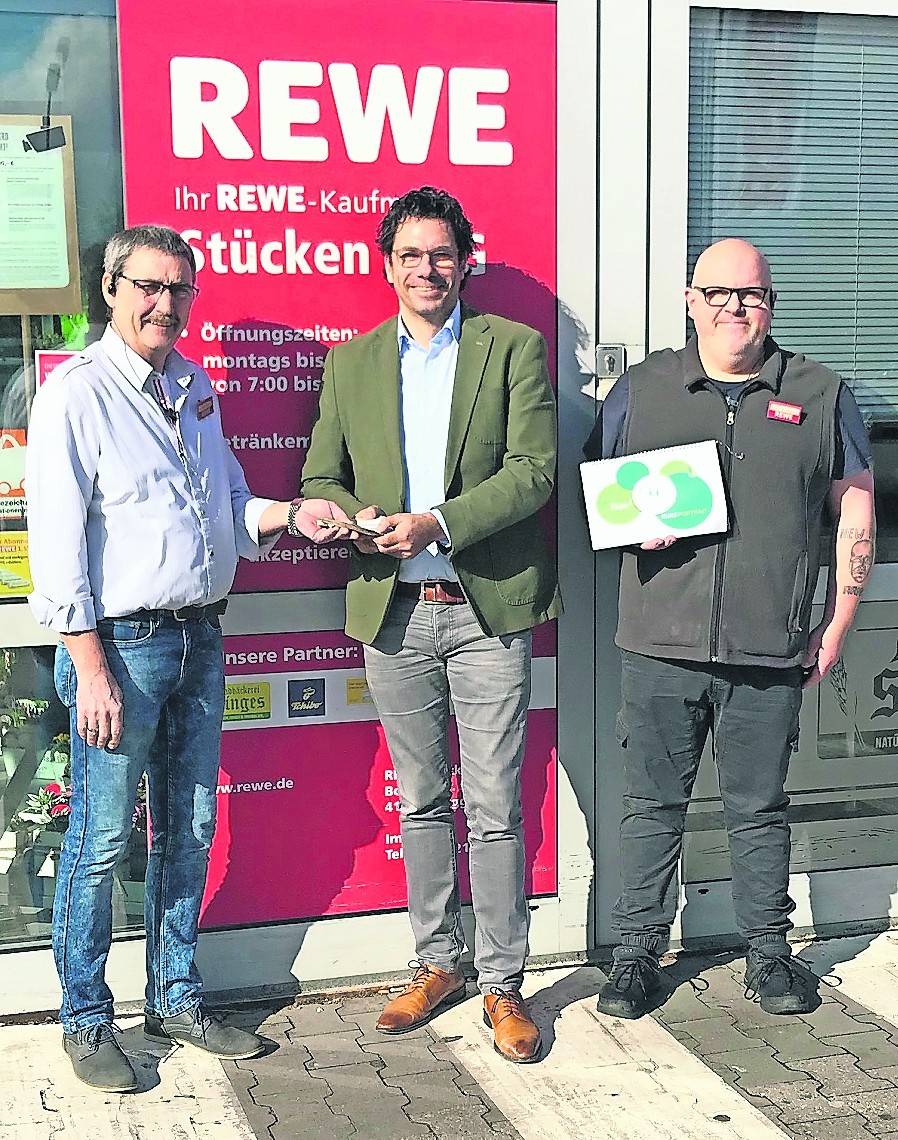  Marktleiter Jürgen Bex (l.) und Getränkemarktleiter Frank Bongers (r.) übergeben die Spende aus der Flaschenpfandaktion an Marko Schmitz, Freundeskreis Jugendhilfe Schloss Dilborn e.V.. 