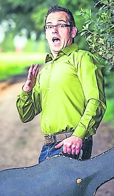 Heino Tiskens tritt im Weinhandel Küveler auf.