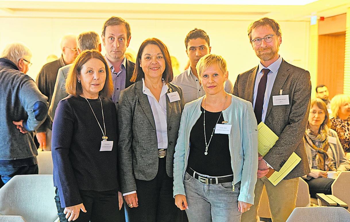   (1.R.v.l.) Rita Neumann (Jugendmigrationsdienst Viersen, JMD), Katarina Esser (Sozialdezernentin Kreis Viersen), Claudia Jansen (JMD), (2.R.v.l.) Erik Freedman (Landesweite Koordinierungsstelle Kommunaler Integrationszentren), Edreas Mohamad, Dr. Andreas Deimann (Ministerium für Kinder, Familie, Flüchtlinge und Integration NRW). 