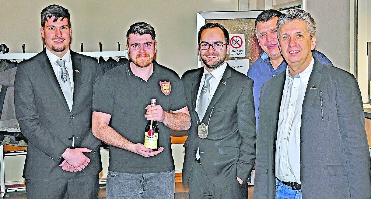 Verabschiedung von David Rutz (v.l.n.r.): 2. Jungschützenmeister Hendrik Marx, David Rutz, Jungschützenmeister Thomas Beschoten, Minister Joachim Knuppertz und König Norbert Silkens. 