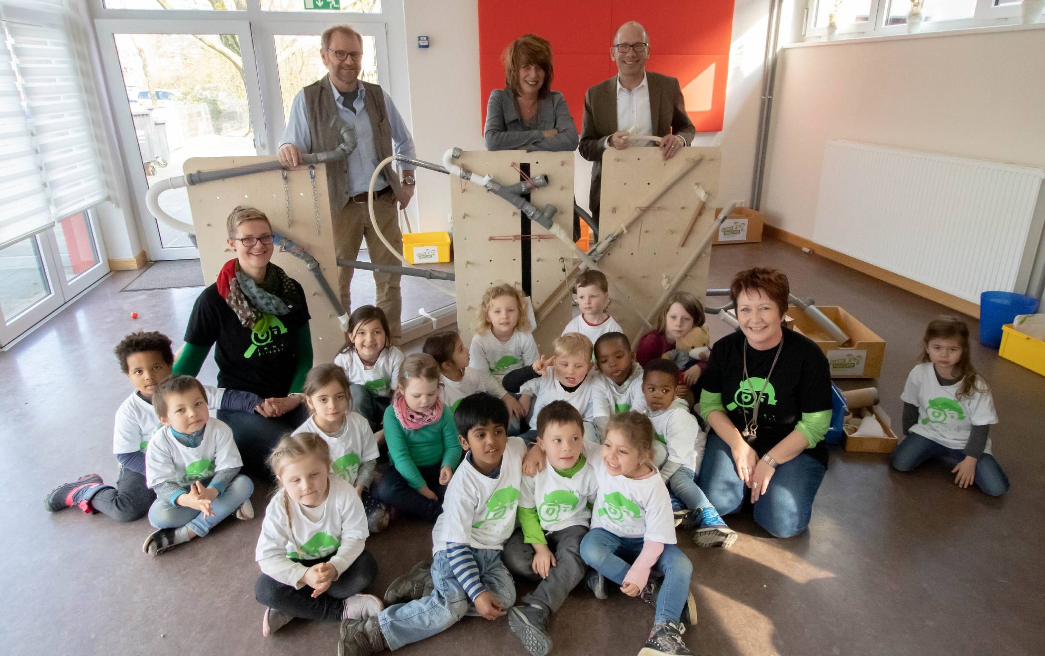 Michael Davids, Heike Spillut, Dr. Christoph Müllmann mit der Forschergruppe der Kita Tausendfüßler.