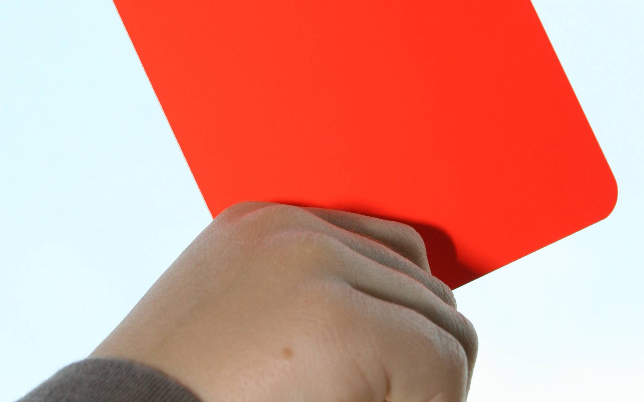 Kinder ziehen „Rote Karte“ für zu schnelles Fahren