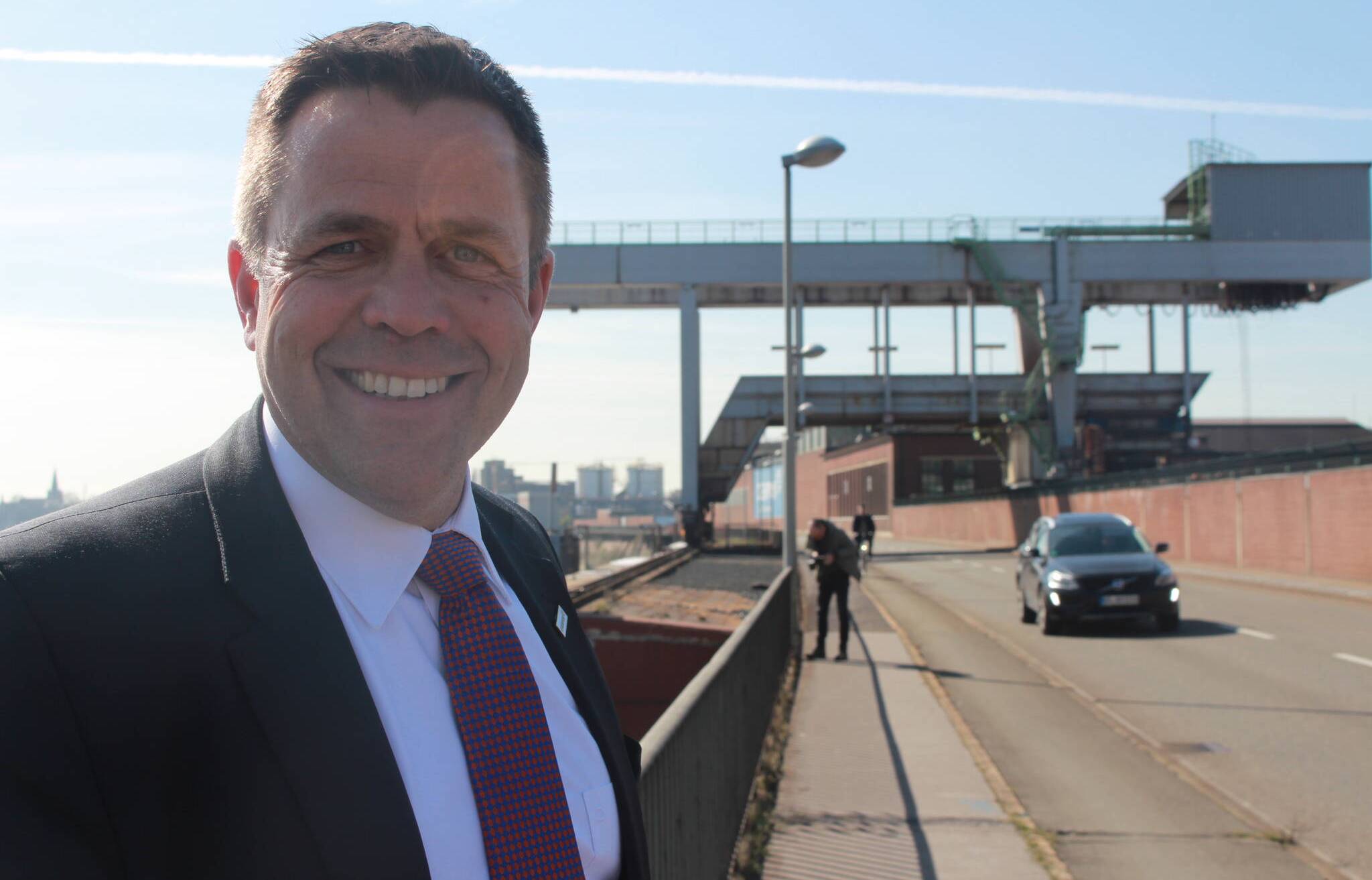 Chempark-Leiter Lars Friedrich vor dem Schüttkran