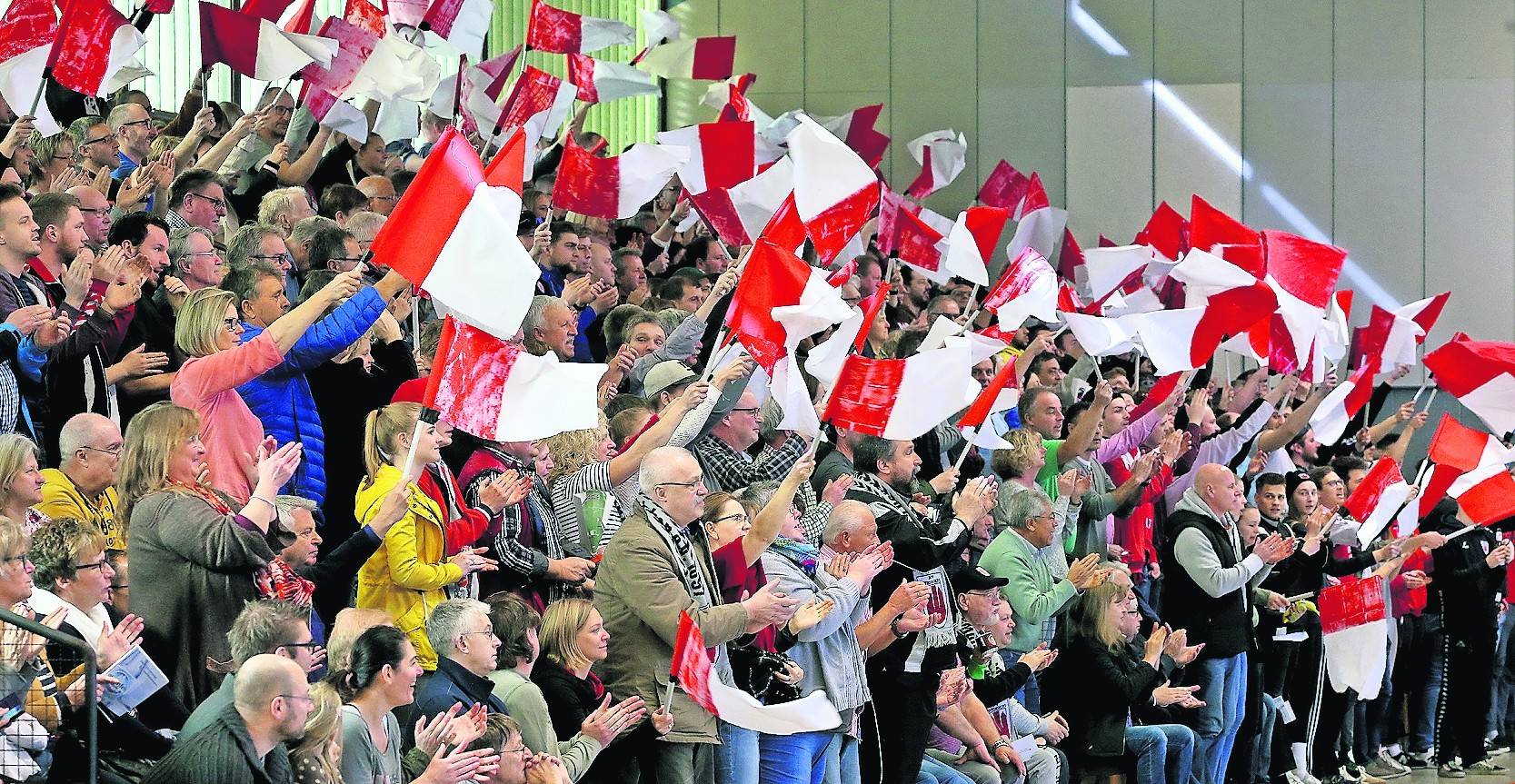 Was für eine Kulisse, was für eine Stimmung. Gänsehautmomente gab es in der mit rund 700 Zuschauern bis auf den allerletzten Platz besetzten Douvermannhalle viele. Die MTV-Fangruppe „Taktlos“ hatte die Fans mit handgefertigten Fahnen versorgt. Fotos(2): Nagraszus