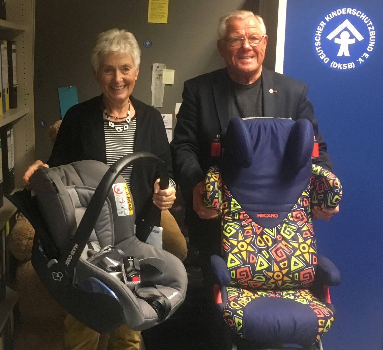 Der Vorsitzende der Kreis-Verkehrswacht Viersen, Dieter Lambertz, konnte jetzt zwei Kindersitze an den Kinderschutzbund Willich übergeben. Denn der Kinderschutzbund Willich verleiht ab sofort Autokindersitze und Sitzkissen für jede Altersstufe. Die Sitze können bis zu acht Wochen kostenlos gegen ein Pfand von 20 Euro ausgeliehen werden. Gedacht sind die Leihsitze in erster Linie für Großeltern und Bekannte, welche die Kinder einmal bei Besuchen – beispielsweise in den Ferien – mitnehmen wollen.