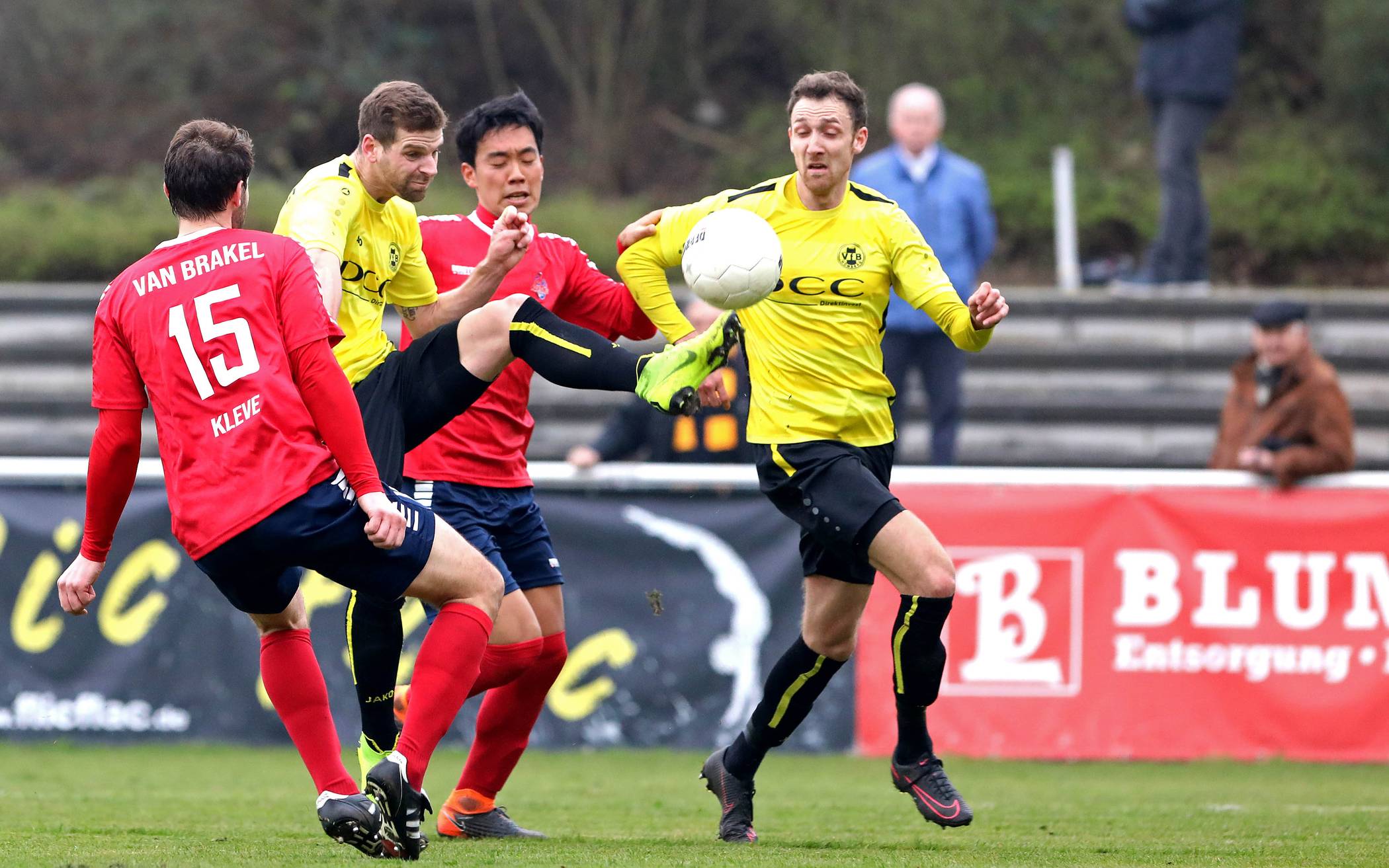 Lange taten sich die Homberger schwer, die Klever Defensive zu knacken. Doch der VfB steckte nie auf und drehte in den letzten neun Minuten einen 0:2-Rückstand in einen 3:2-Sieg.<![CDATA[]]>