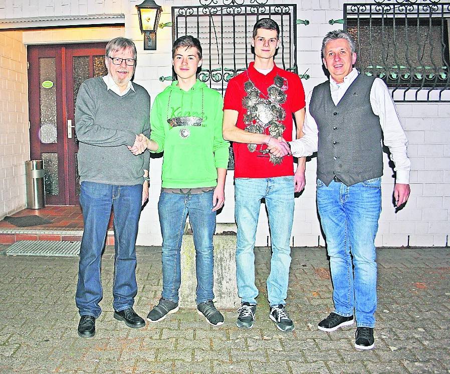 Unser Foto zeigt den 2. Brudermeister Werner Braun (links) und den amtierenden Schützenkönig Norbert Silkens (rechts), die dem Schützennachwuchs Schülerprinz Felix Mertens (2. von links) und dem Jungschützenprinz Marcus Schwengers gratulieren.