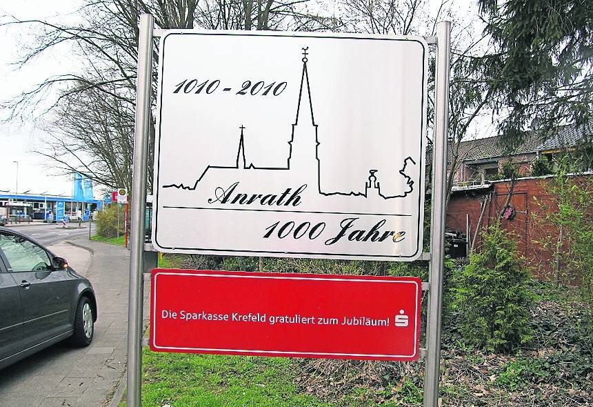  Jetzt wurde das neue Schild „Anrath 1000 Jahre“ am Ortseingang von Anrath angebracht. 