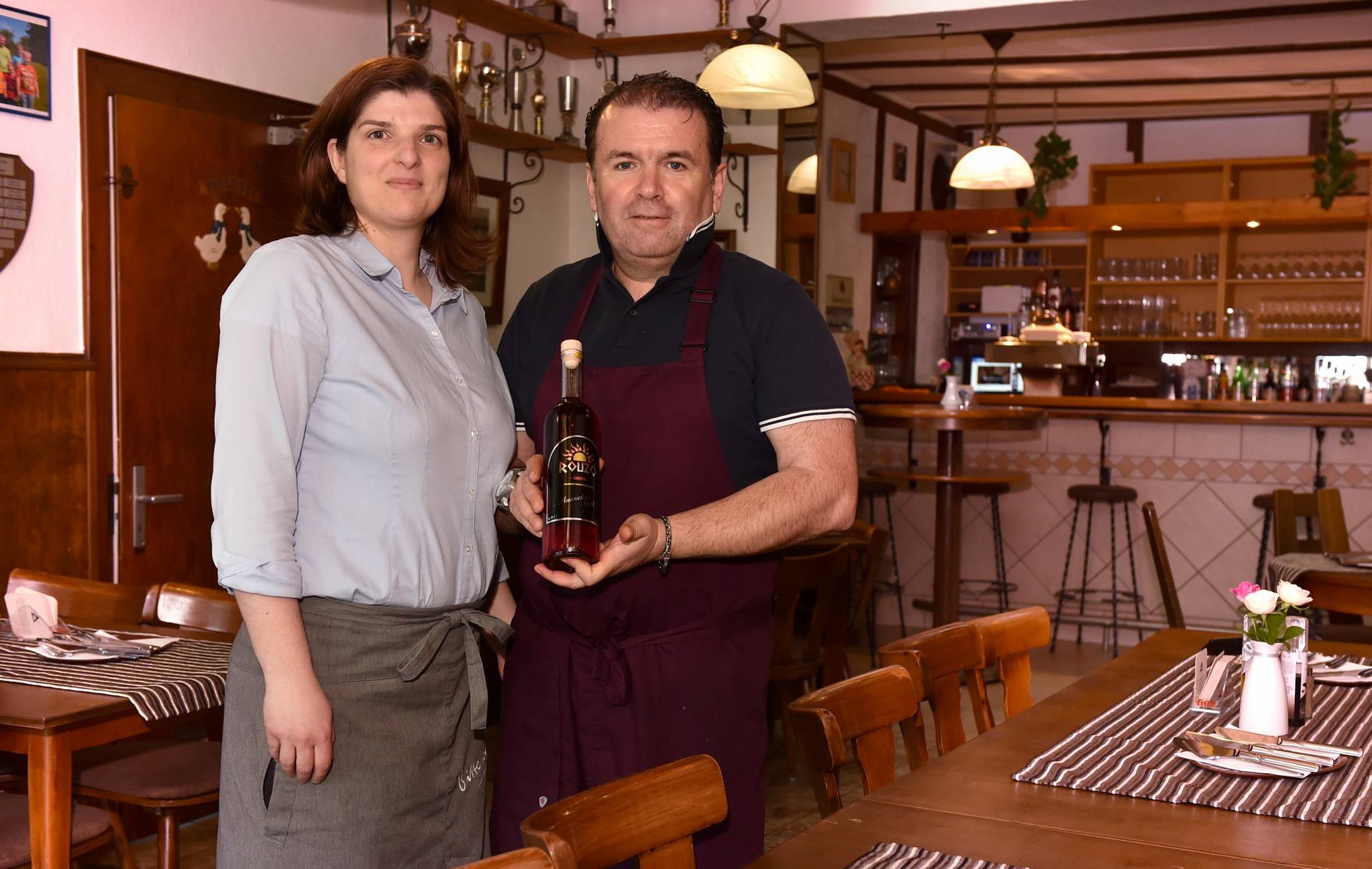  Barbara Solti und Spiros Katsoranis haben das Landgasthaus „Am Kapellchen“ in Anrath (Clörath-Vennheide) an der Viersener Straße 180 übernommen. Ab sofort bieten sie in dem traditionsreichen Gasthaus beste griechische Küche an. Aktuell bietet die Gaststube Platz für 45 Gäste. Bei schönem Wetter kommt noch die Terrasse mit weiteren 30 Plätzen hinzu. Zudem gehört zu dem Gasthaus eine moderne Kegelbahn, die für Kegelclubs oder anderen Interessenten noch Termine frei hat. 